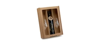 Rotweinflaschen in einem Weinregal