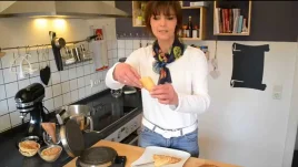 Knusprige Eiswaffelhörnchen einfach selbst formen
