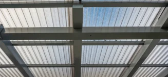 Polycarbonat-Wellplatten für robuste Lichtdächer und Fassaden